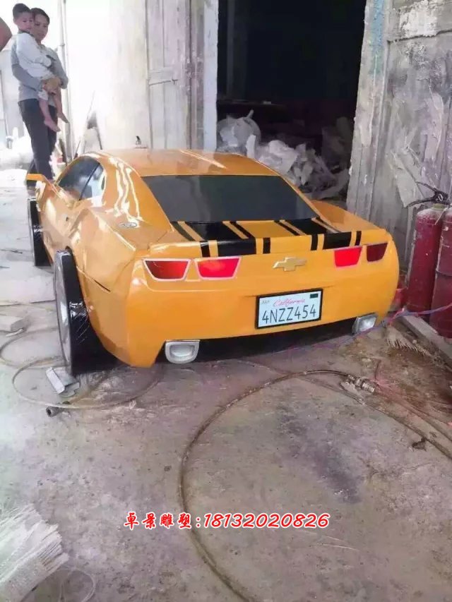 仿真汽車雕塑，廣場(chǎng)汽車玻璃鋼雕塑