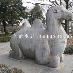 臥著的駱駝雕塑，公園動物石雕