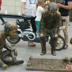 玻璃鋼步行街下象棋的孩童雕塑