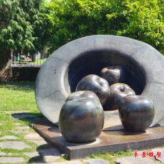 帽子里的蘋果銅雕，公園創(chuàng)意銅雕